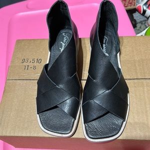 Free People women’s size 8 brand new never worn black leather sandal closed back
